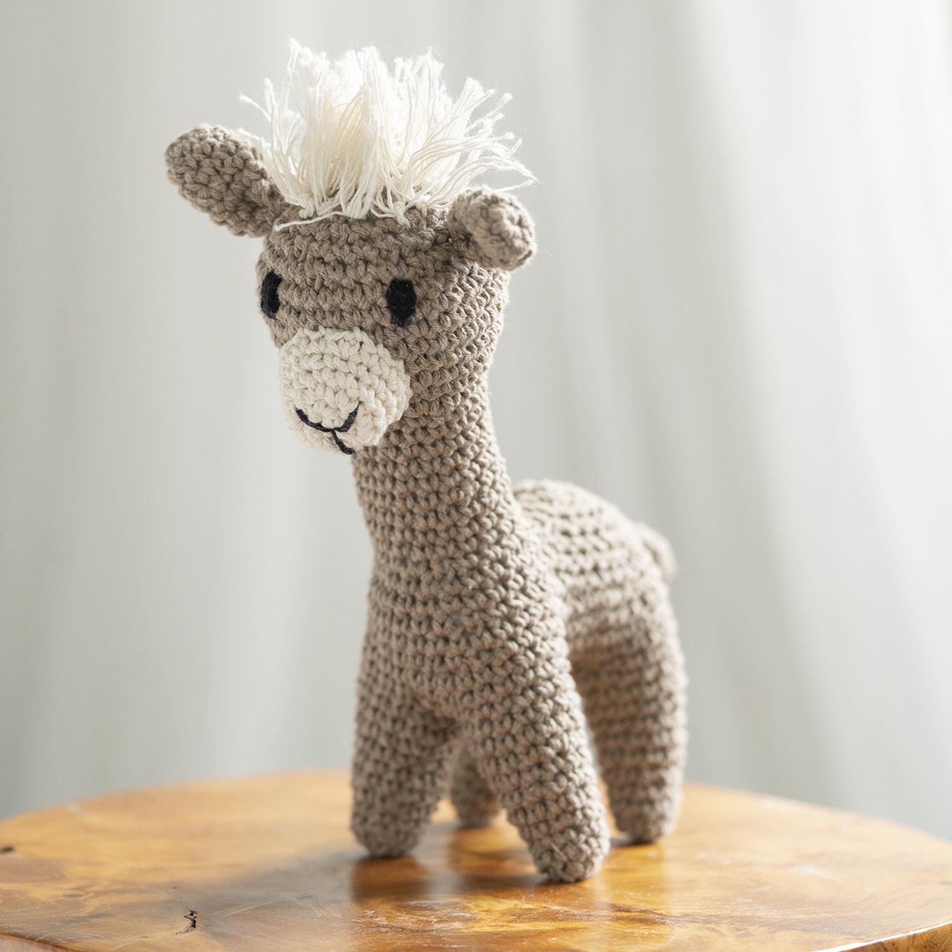 DIY Crochet Kit Llama Laurie - Taupe PAK140 Hoooked